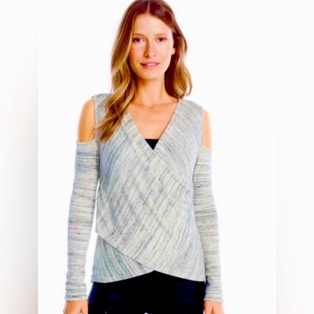 ⚪️⚫️NWOT White House Black Market Cold Shoulder Sweater